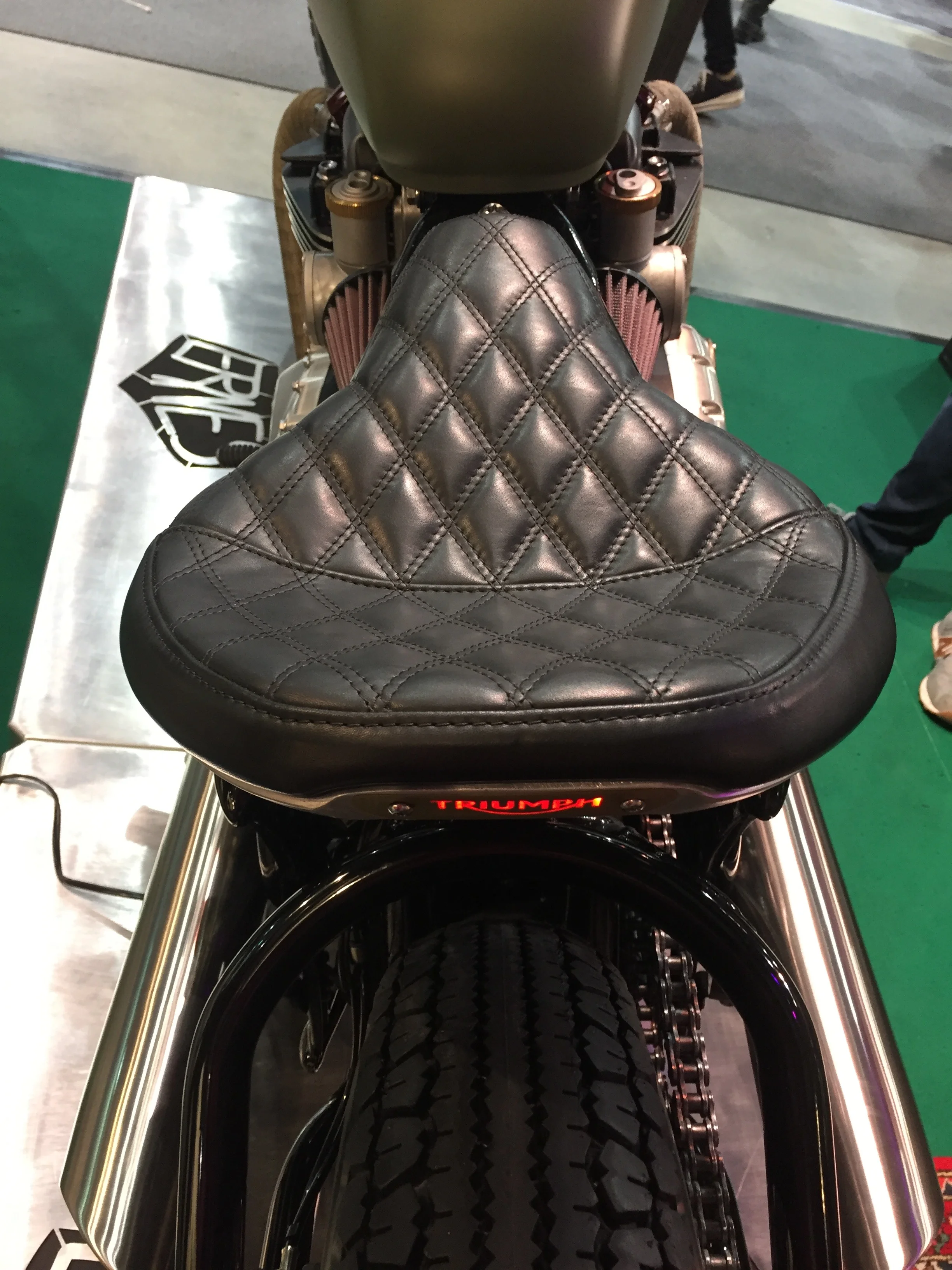 Bobber-Sitz mit Rautenmuster
