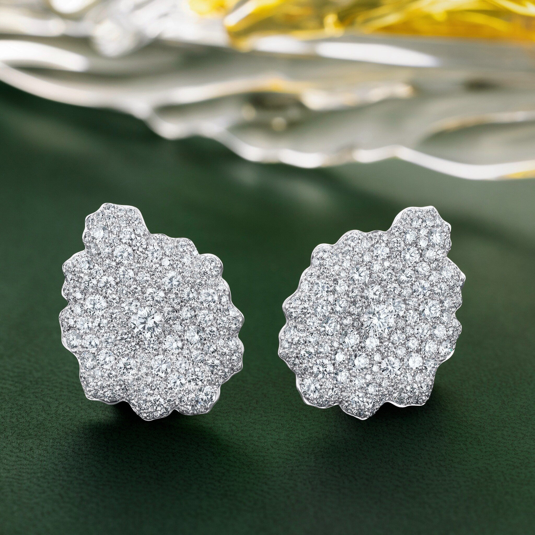 Mini Fleur de Sable earclips crafted in white, yellow gold and white natural diamonds - a sparkling beauty with an irresistible allure 🤍

Signed - VANLELES
Marked - Italian and British hallmarks 
Natural diamonds - 5.44 carats VVS and GVS+ centre di
