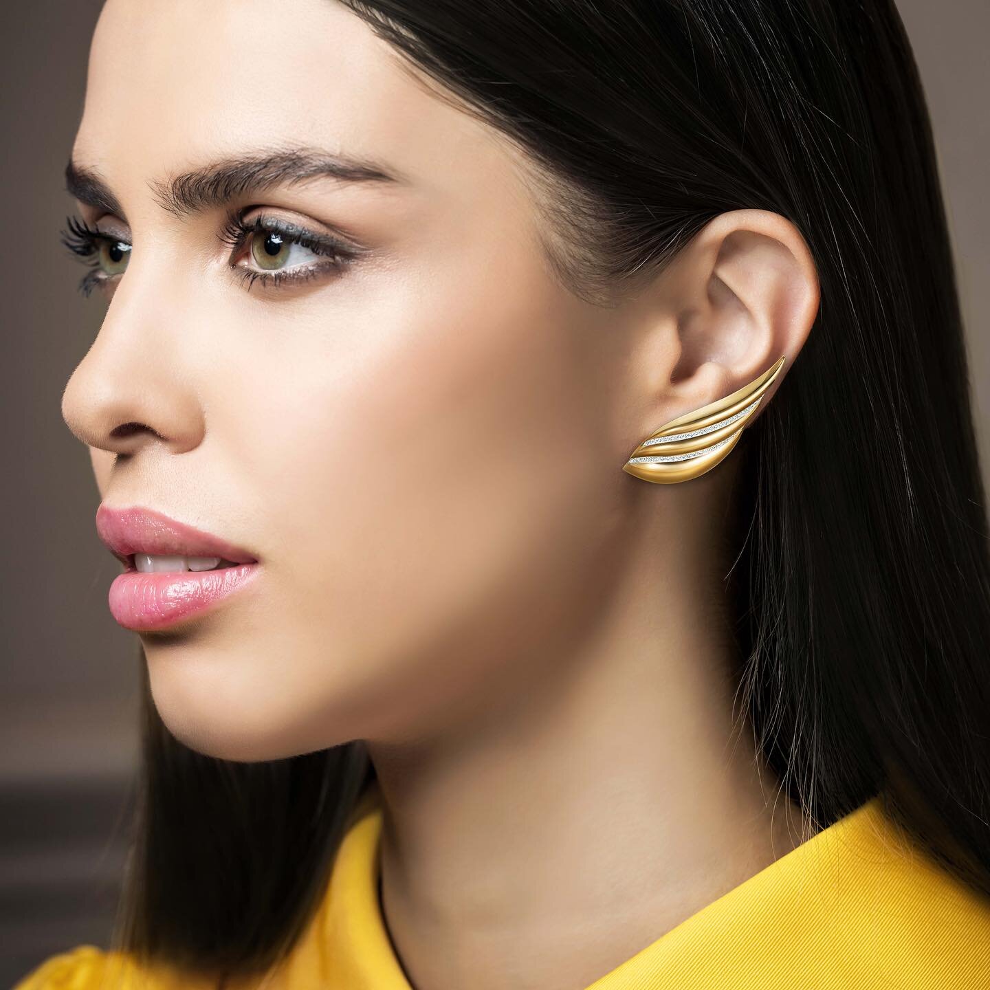 BLAZING TRAILS - The Hawk Earrings, with its golden feathers majestically arching up the ear 🤎

A gold-rich collection featuring undulating lines accentuated with fine trails of natural white diamonds.

*The Falcon, a global symbol of power, strengt