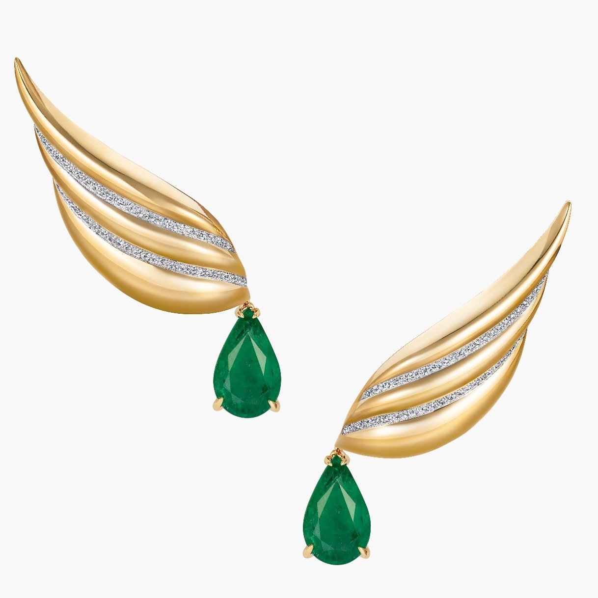 BLAZING TRAILS - The Hawk Earrings, with its golden feathers majestically arching up the ear 💚

A gold-rich collection featuring undulating lines accentuated with fine trails of natural white diamonds.

*The Falcon, a global symbol of power, strengt