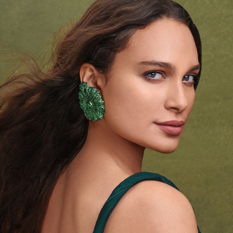 VANLELES-Fleur-de-Sable-18K-Yellow-Gold-Titanium-Emeralds-Diamonds-Maxi-Earrings-model.jpg