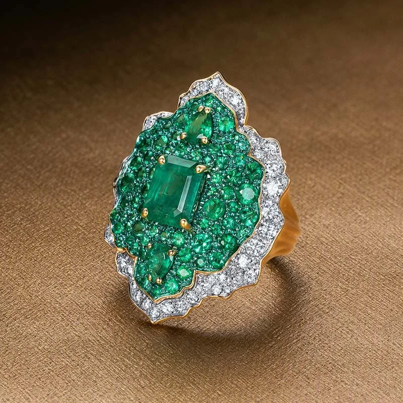 VANLELES-Fleur de Sable-18 Karat-Yellow Gold-Diamonds-Emeralds-Ring-still.jpg