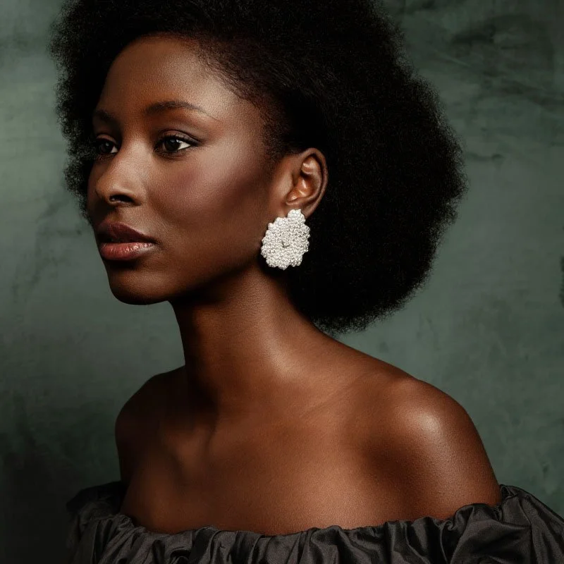 VANLELES-Fleur de Sable-18 Karat-White Gold-Diamonds-Earrings-model5.jpg