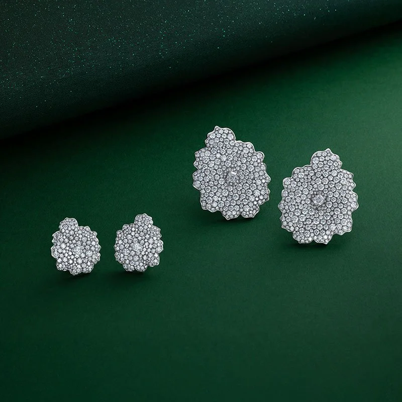 VANLELES-Fleur de Sable-18 karat-Gold-Diamonds-Earclips-still.jpg