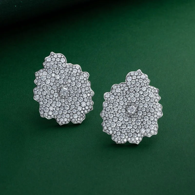 VANLELES-Fleur de Sable-18 karat-Gold-Diamonds-Medi-Earclips-still.jpg