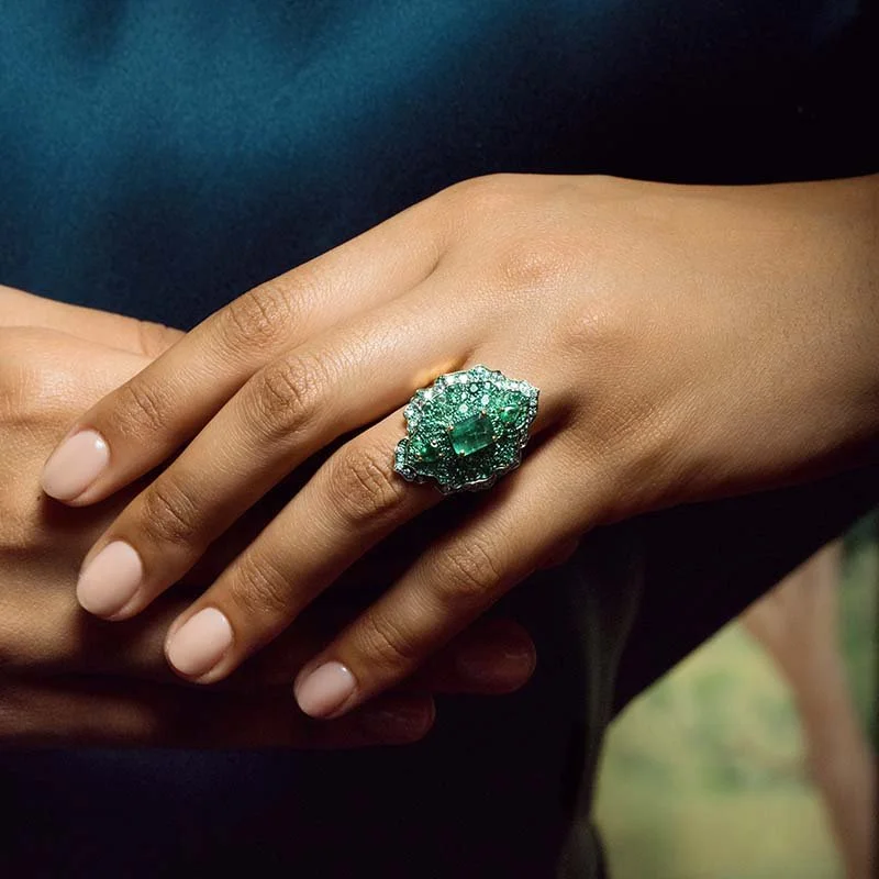 VANLELES-Fleur de Sable-18 Karat-Yellow Gold-Diamonds-Emeralds-Ring-model.jpg