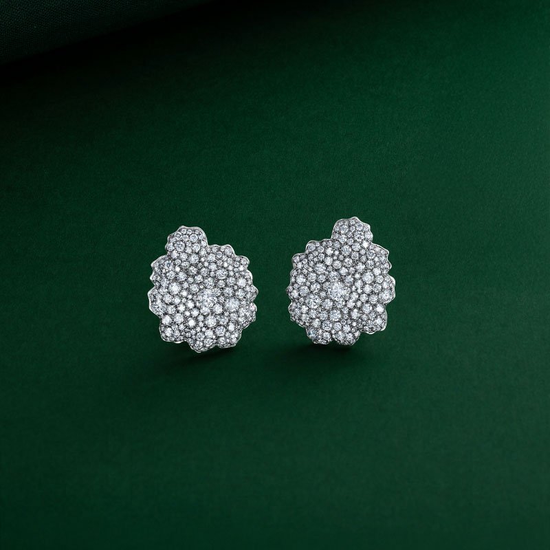 VANLELES-Fleur de Sable-18 karat-Gold--Diamonds-Mini-Earclips-still.jpg