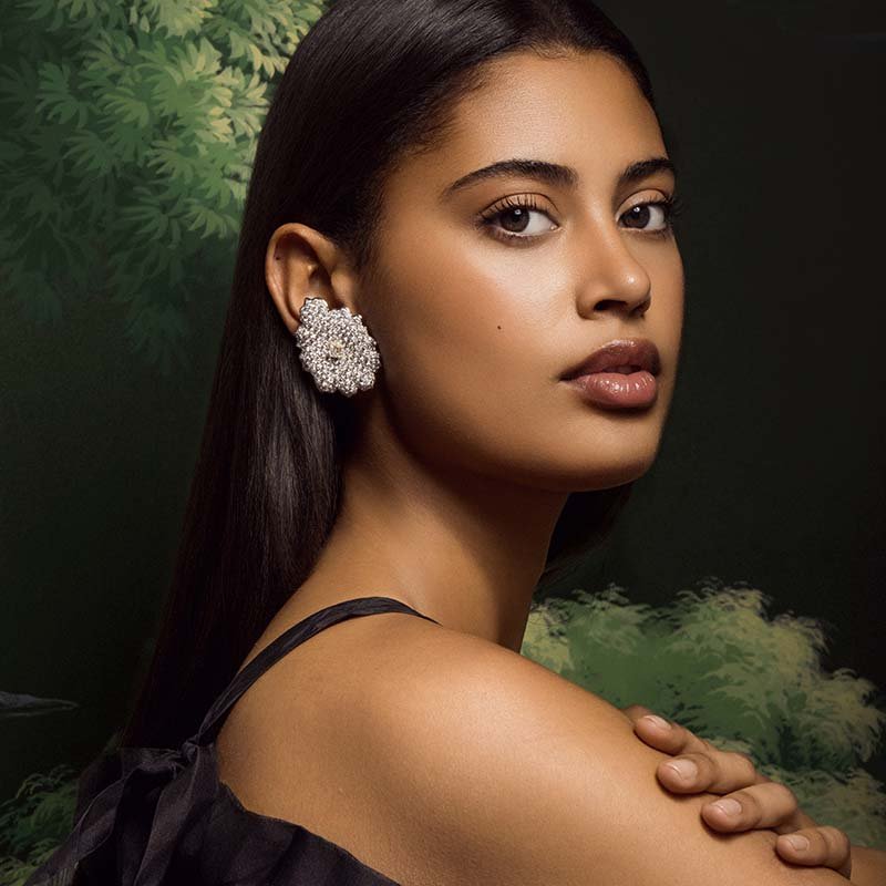 VANLELES-Fleur de Sable-18 Karat-White Gold-Diamonds-Earrings-model3.jpg