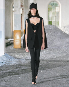 Burberry Spring_Summer 2022 Womenswear Presentation Collection - Look 18 - Loli.jpg