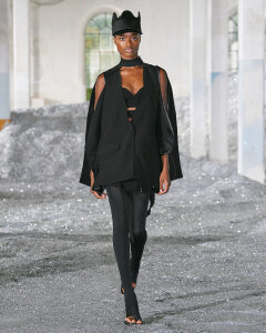 Burberry Spring_Summer 2022 Womenswear Presentation Collection - Look 20 - Mayowa.jpg