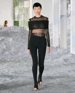 Burberry Spring_Summer 2022 Womenswear Presentation Collection - Look 28 - Kayako.jpg