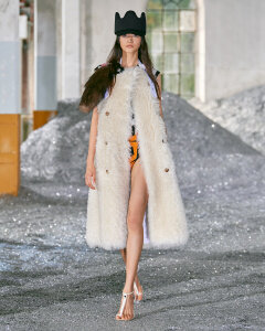 Burberry Spring_Summer 2022 Womenswear Presentation Collection - Look 35 - Mika.jpg