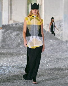 Burberry Spring_Summer 2022 Womenswear Presentation Collection - Look 37 - Frankie.jpg