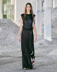Burberry Spring_Summer 2022 Womenswear Presentation Collection - Look 40 - Martina.jpg