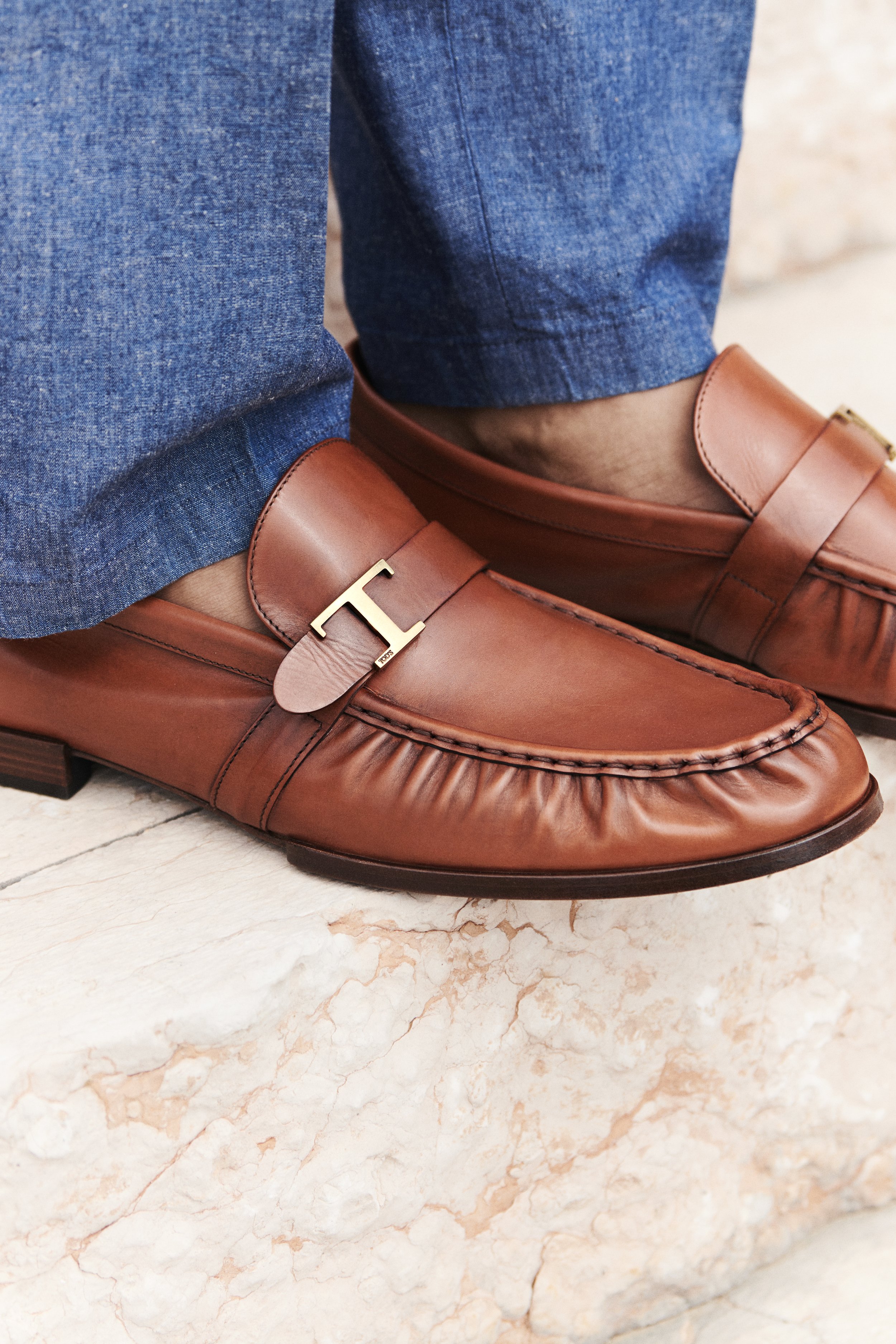 Loafers - Tod_s Men_s SS22 Under The Italian Sun Close Up Look 18C.jpg