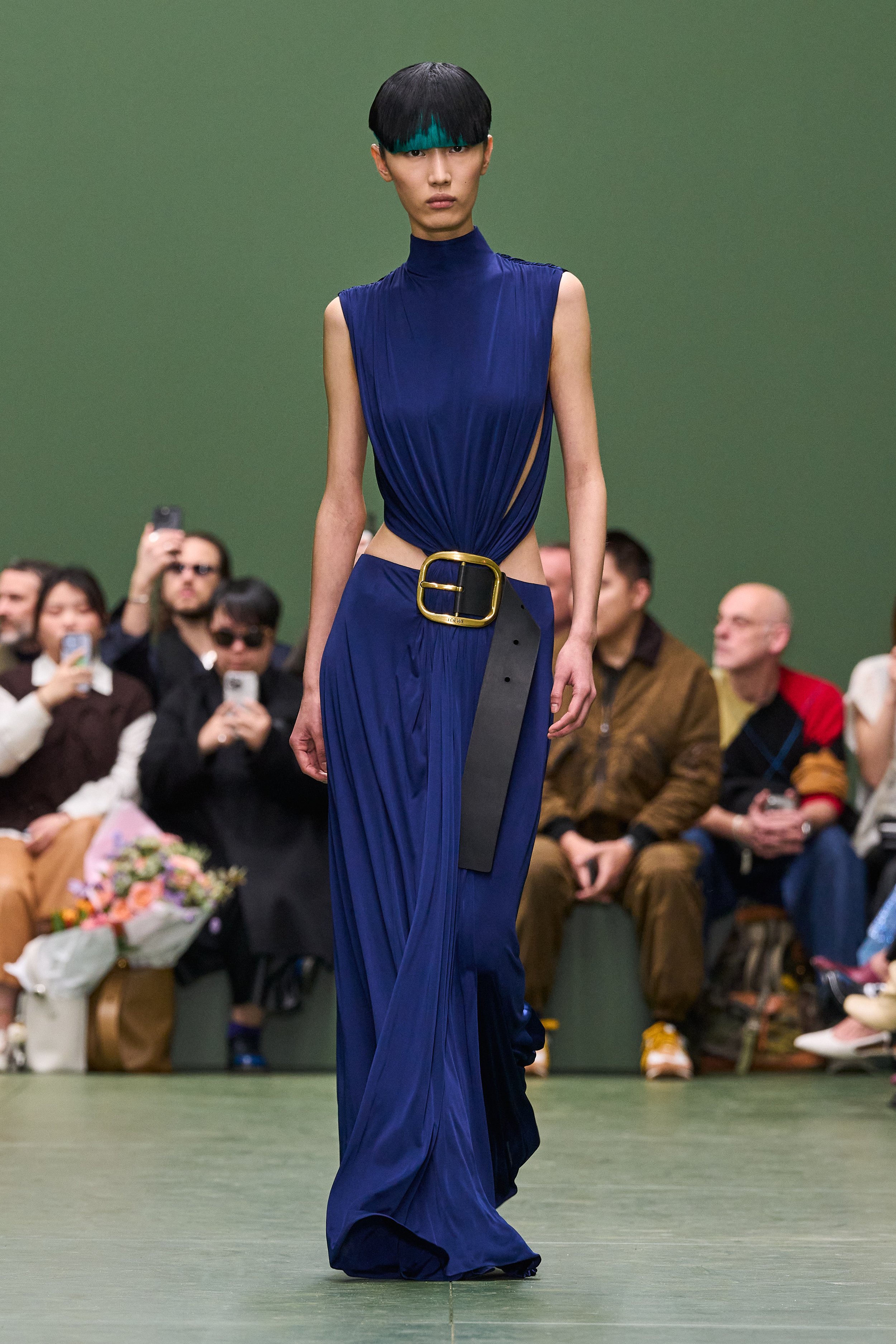 LOEWE_FW24_WW_SHOW_RUNWAY_LOOK_2_FRONT_RGB_CROPPED_2X3.jpg