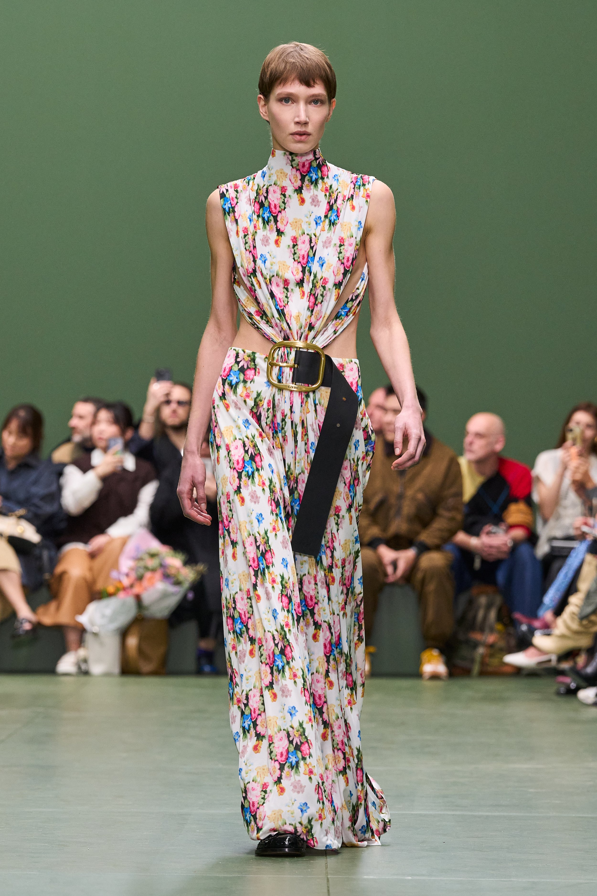 LOEWE_FW24_WW_SHOW_RUNWAY_LOOK_1_FRONT_RGB_CROPPED_2X3.jpg