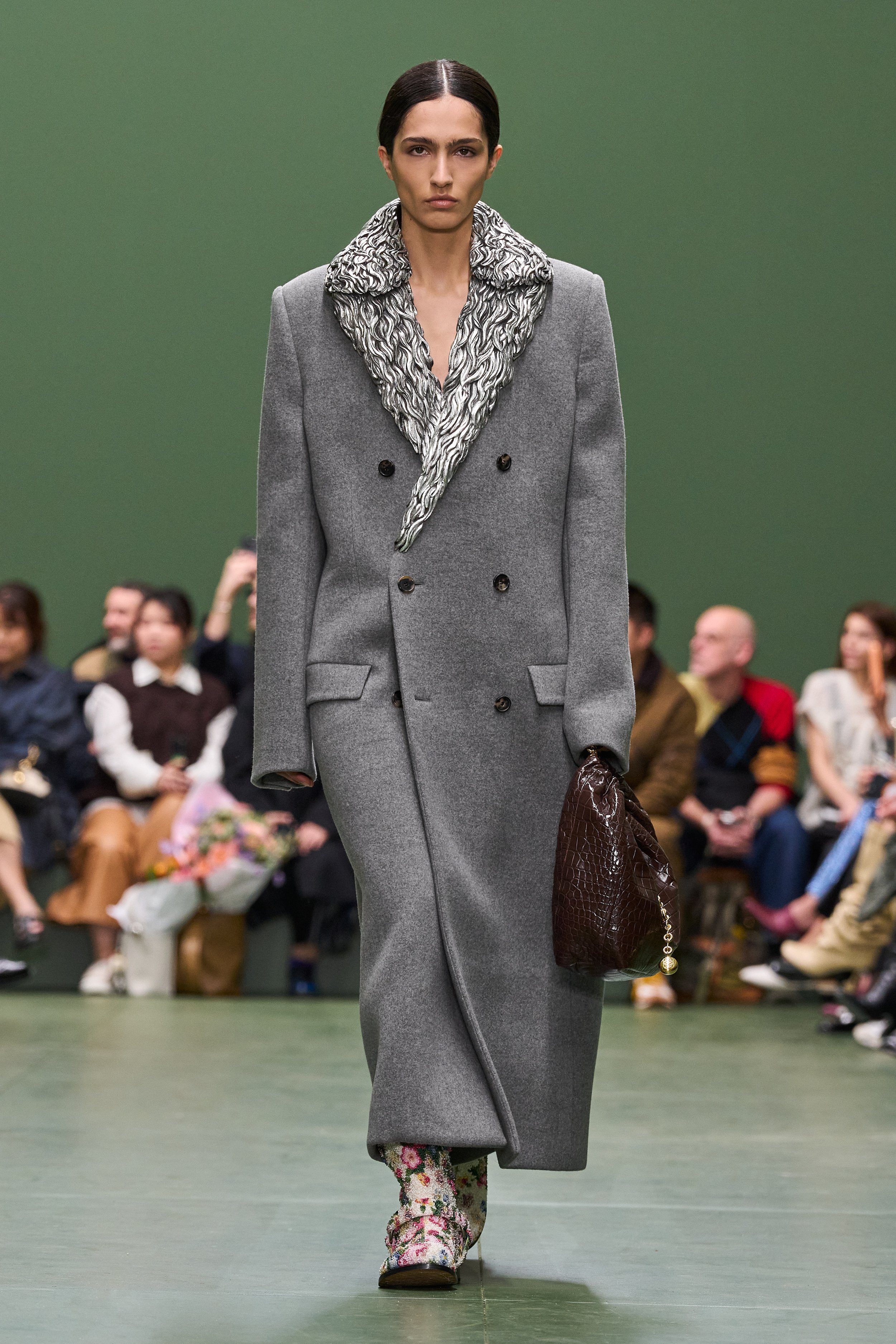 LOEWE_FW24_WW_SHOW_RUNWAY_LOOK_13_FRONT_RGB_CROPPED_2X3.jpg