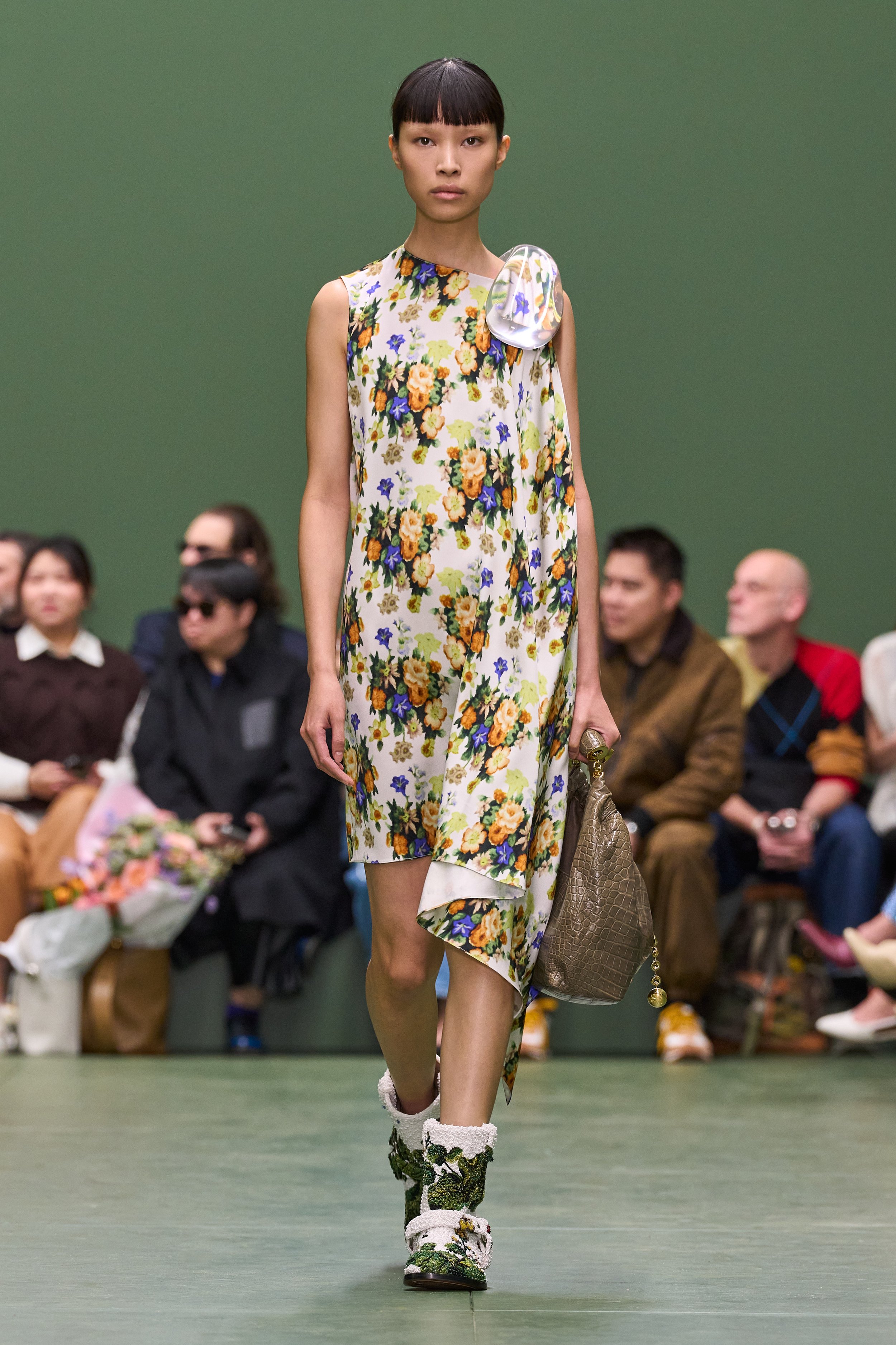 LOEWE_FW24_WW_SHOW_RUNWAY_LOOK_25_FRONT_RGB_CROPPED_2X3.jpg