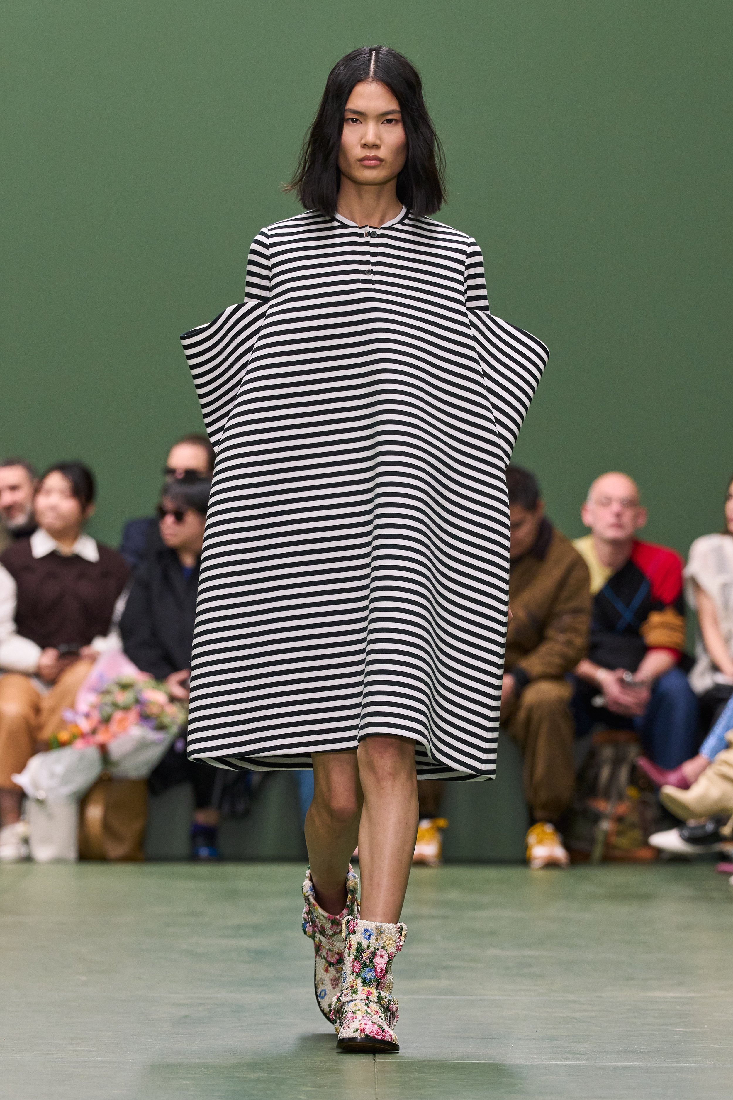 LOEWE_FW24_WW_SHOW_RUNWAY_LOOK_29_FRONT_RGB_CROPPED_2X3.jpg