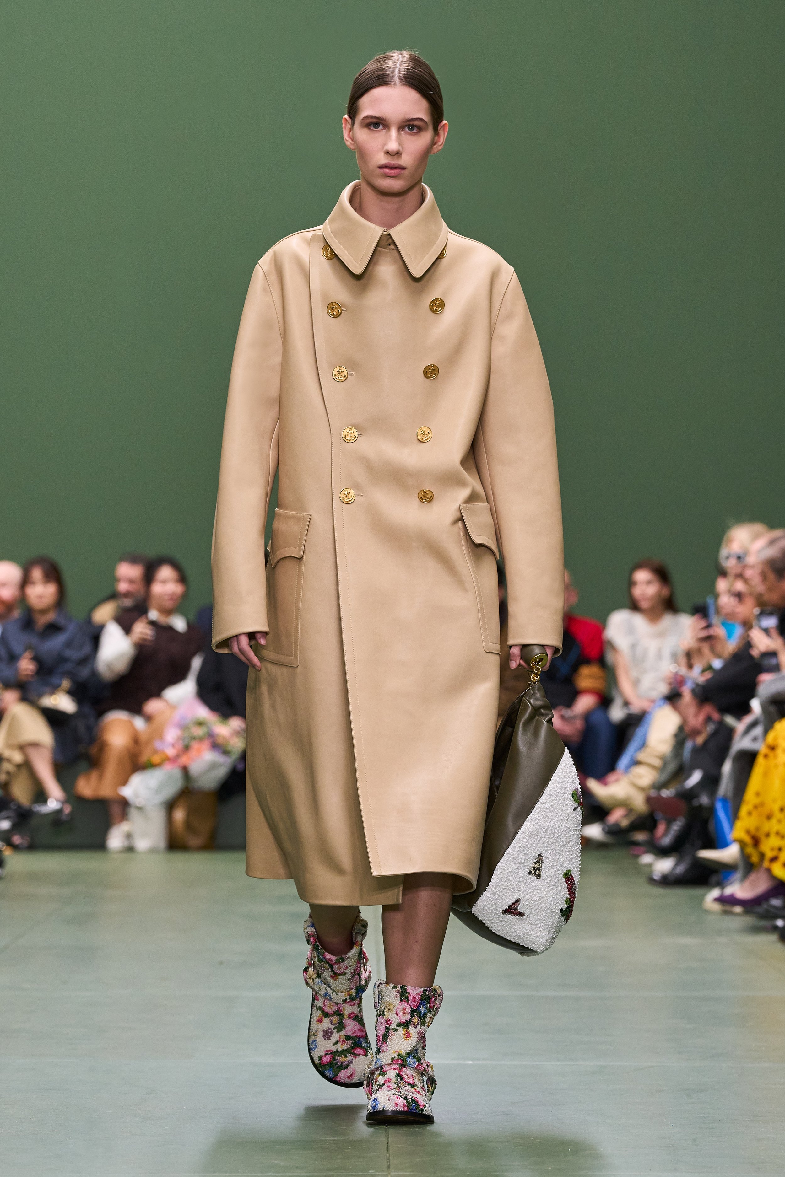 LOEWE_FW24_WW_SHOW_RUNWAY_LOOK_42_FRONT_RGB_CROPPED_2X3.jpg