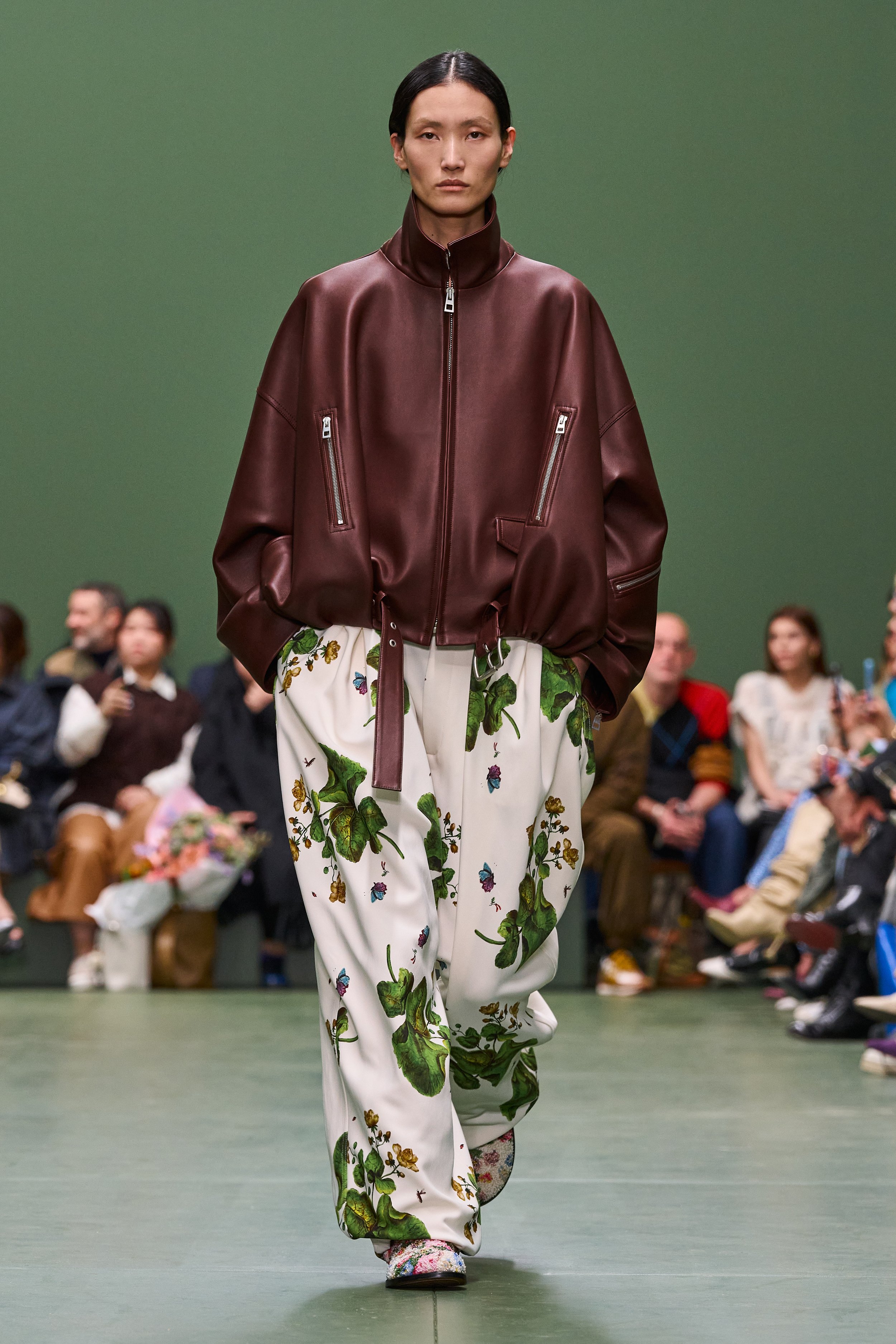 LOEWE_FW24_WW_SHOW_RUNWAY_LOOK_43_FRONT_RGB_CROPPED_2X3.jpg