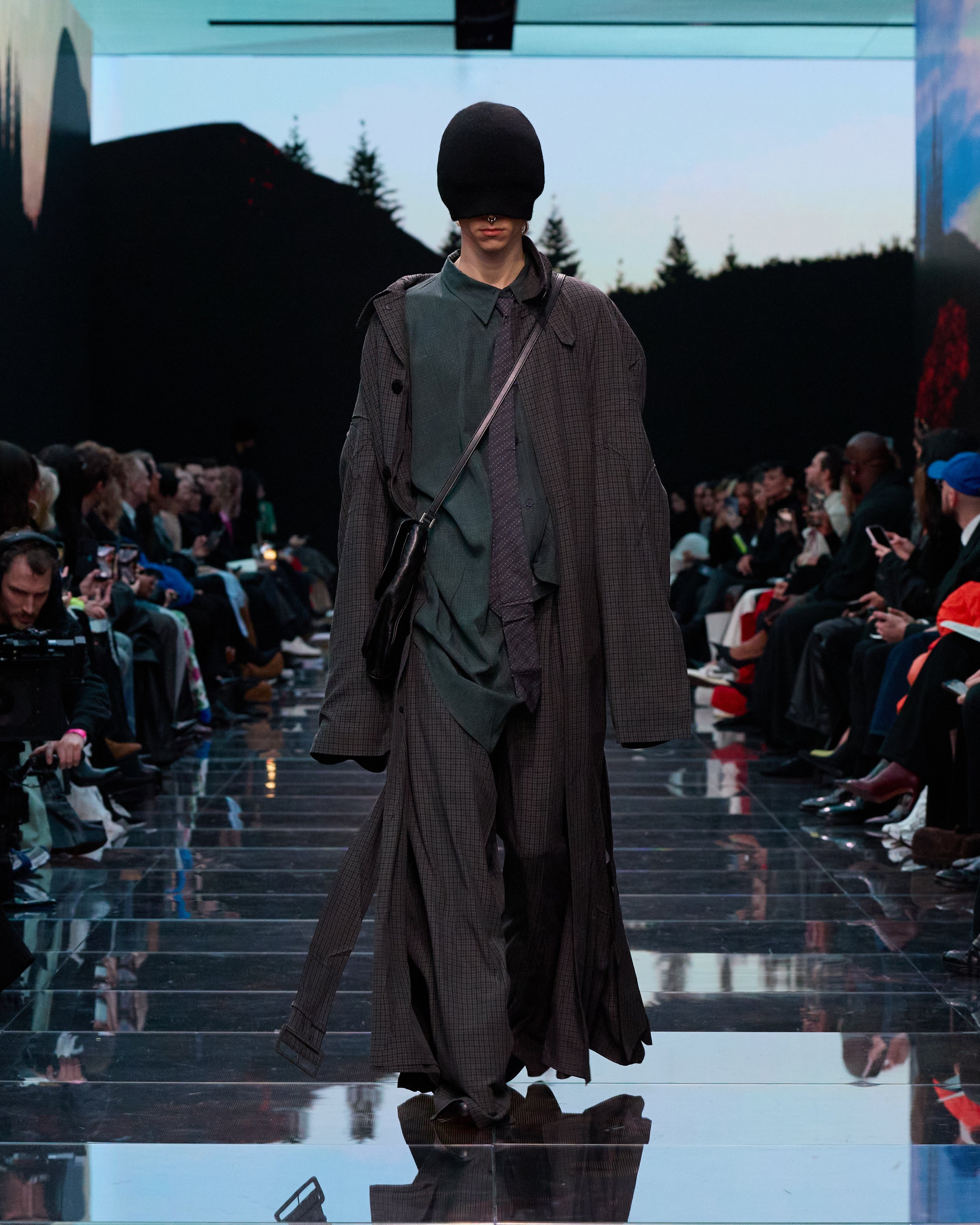 BALENCIAGA WINTER 24 LOOK 15_SEBASTIEN.jpg