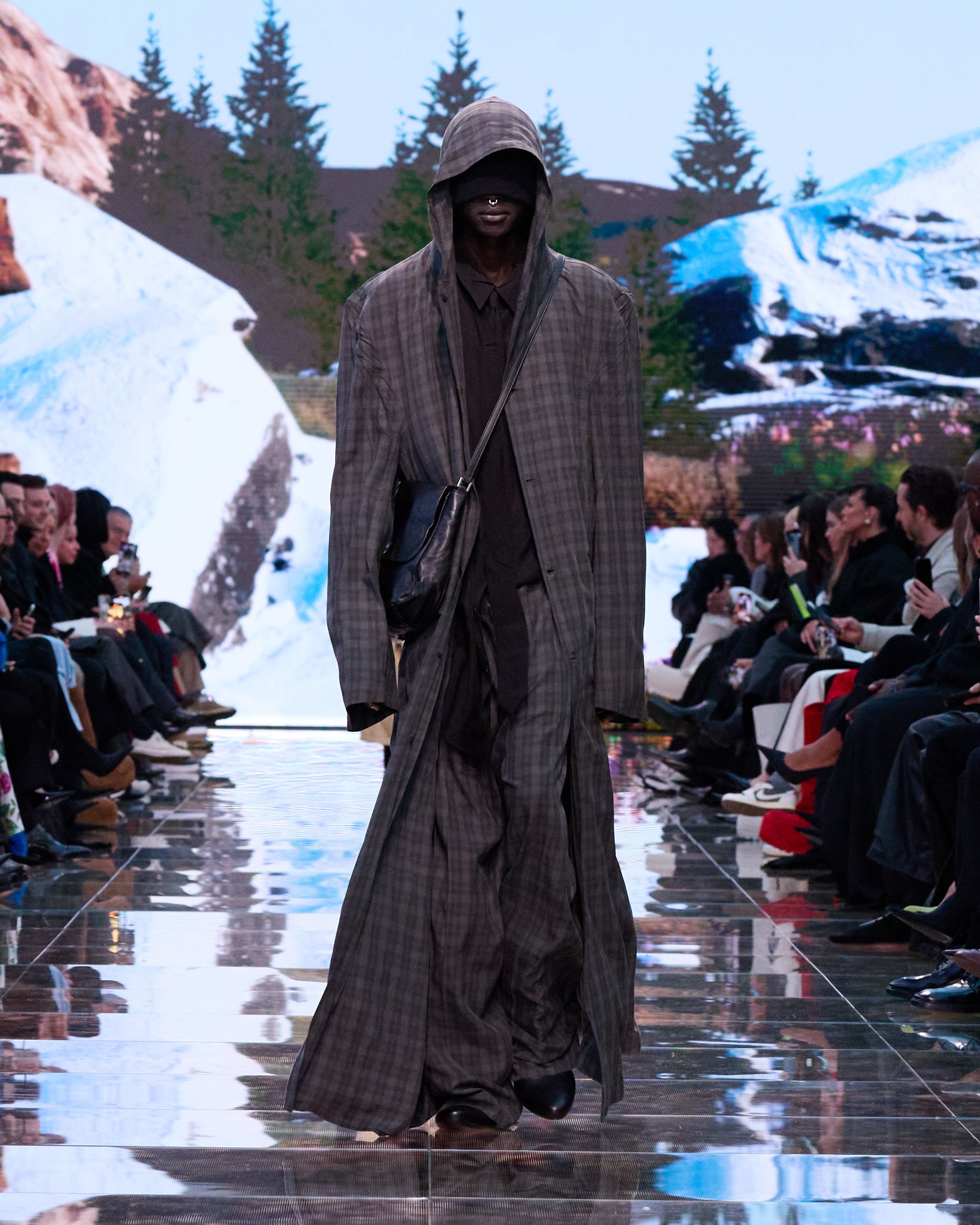 BALENCIAGA WINTER 24 LOOK 19_MANYUON DENG.jpg