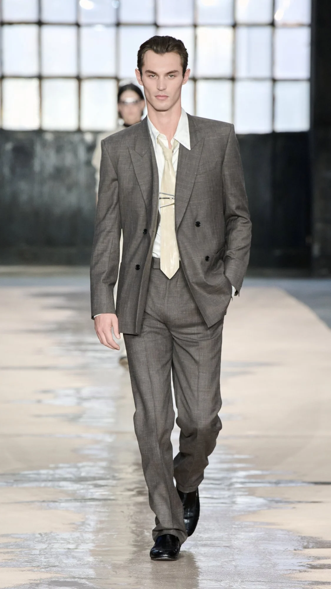 BOSS_Spring_Summer_26_Fashion_Show_RUNWAY_002_9x16__image-mid-res.jpeg