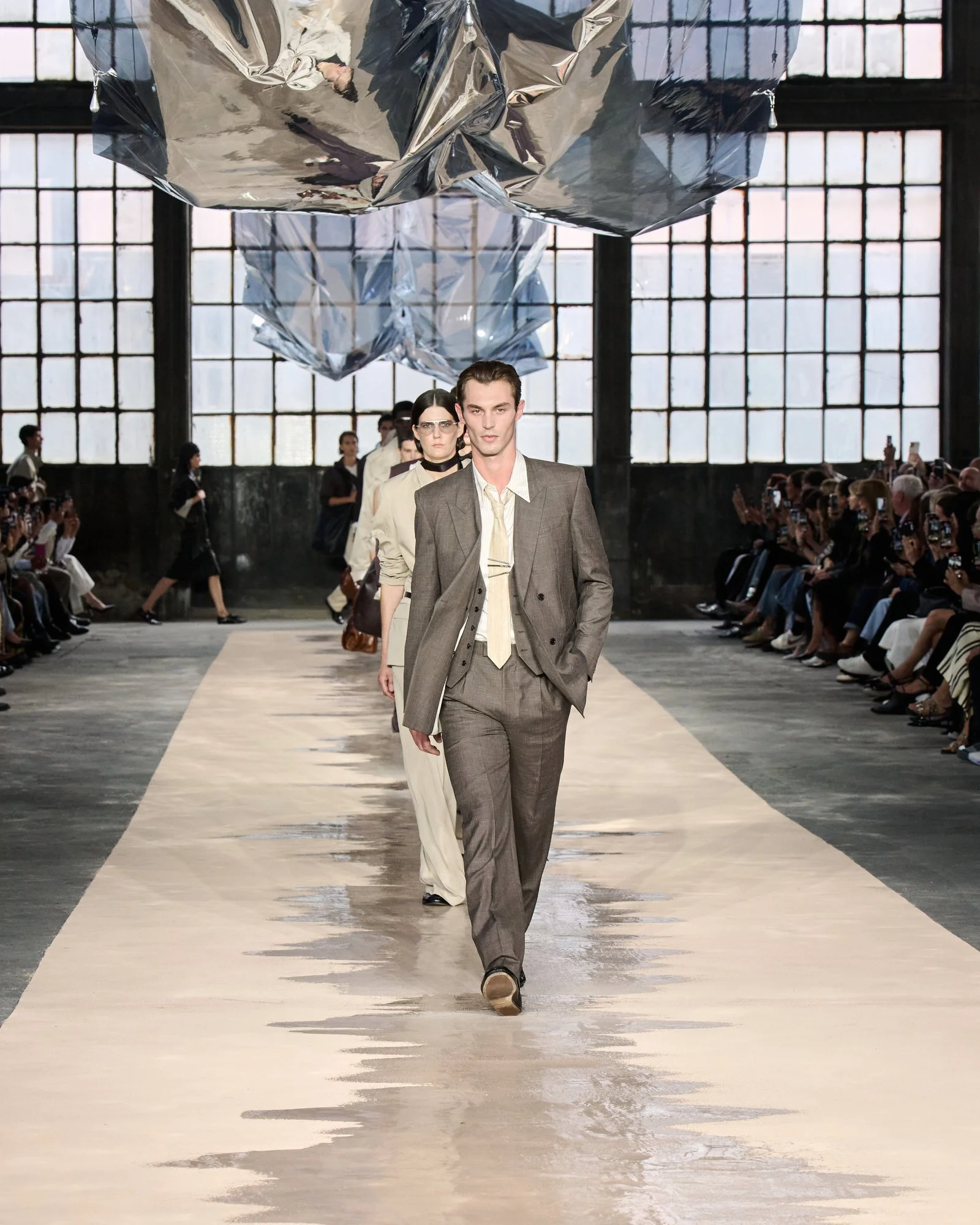 BOSS_Spring_Summer_26_Fashion_Show_RUNWAY_FINALE_001_4x5__image-mid-res.jpeg