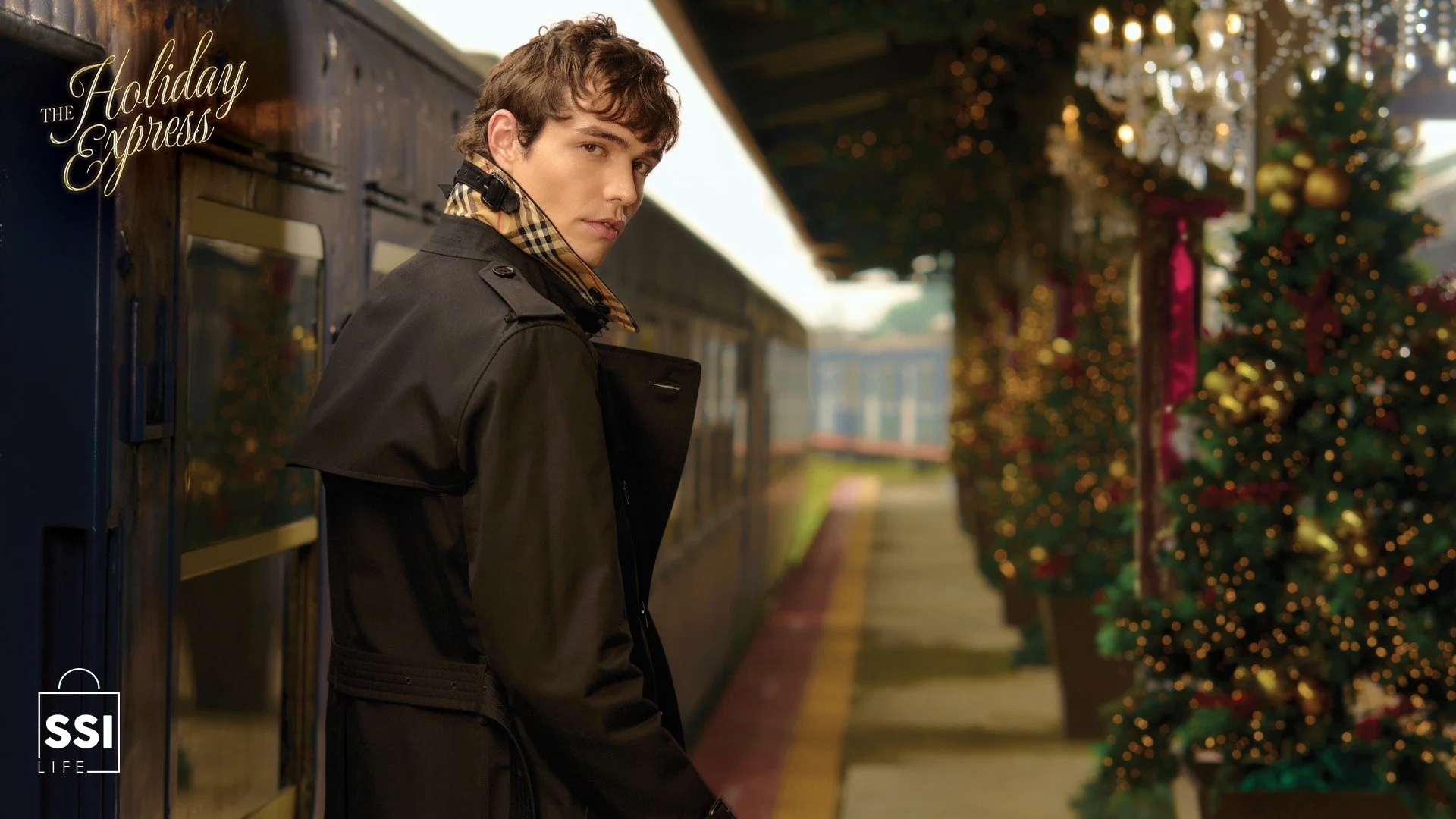 A holiday departure calls for a classic Burberry trench: effortless and refined for every journey.

Your ticket to a season of style starts here ssilife.com.ph/blog/holiday-2025.

On George: @burberry coat

#SSILife #TheHolidayExpress