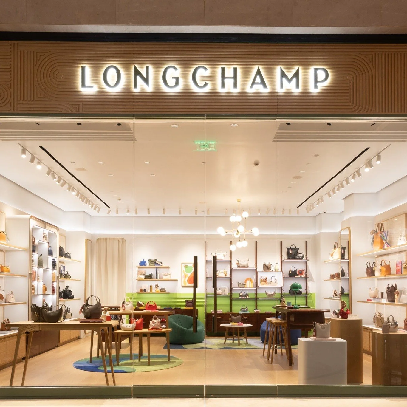 Bonjour, Solaire!

Longchamp is now open at The Shoppes at Solaire! Step inside our newly unveiled boutique and immerse yourself in refined comfort, modern luxury, and the fresh spirit of the Spring 2026 collection.

Discover our latest pieces, inclu