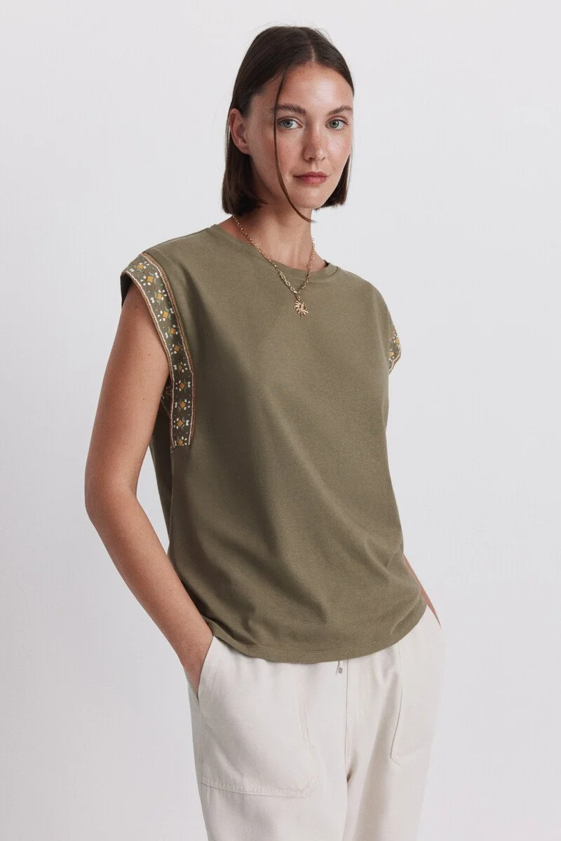 T-shirt with design - khaki 2.jpg