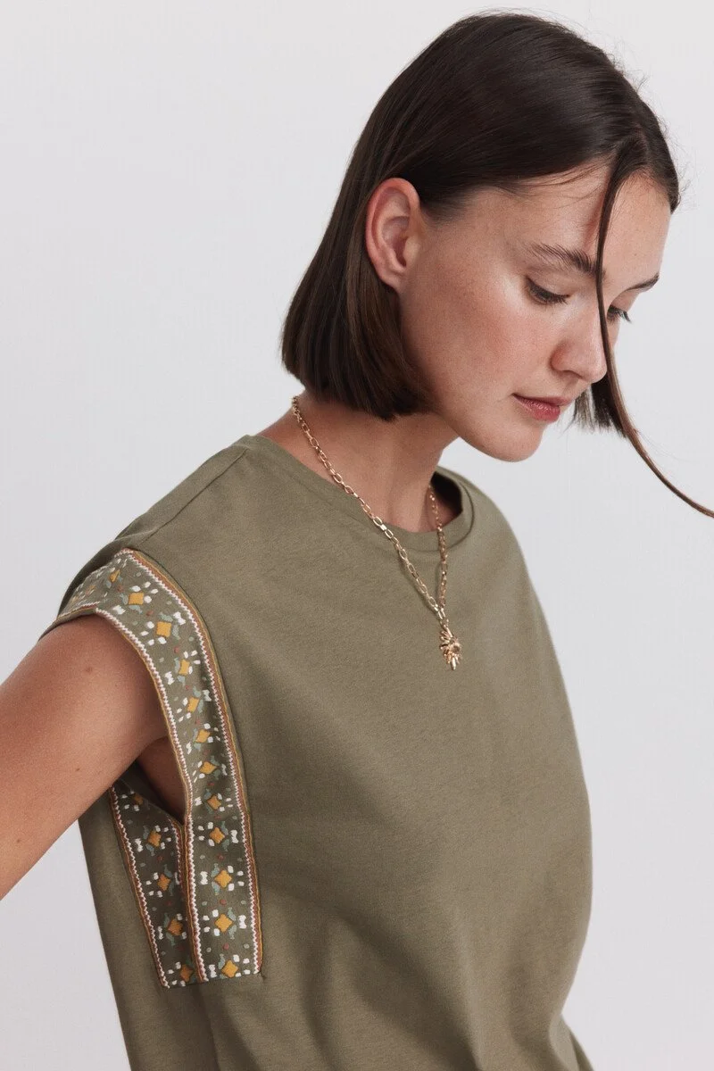 T-shirt with design - khaki.jpg