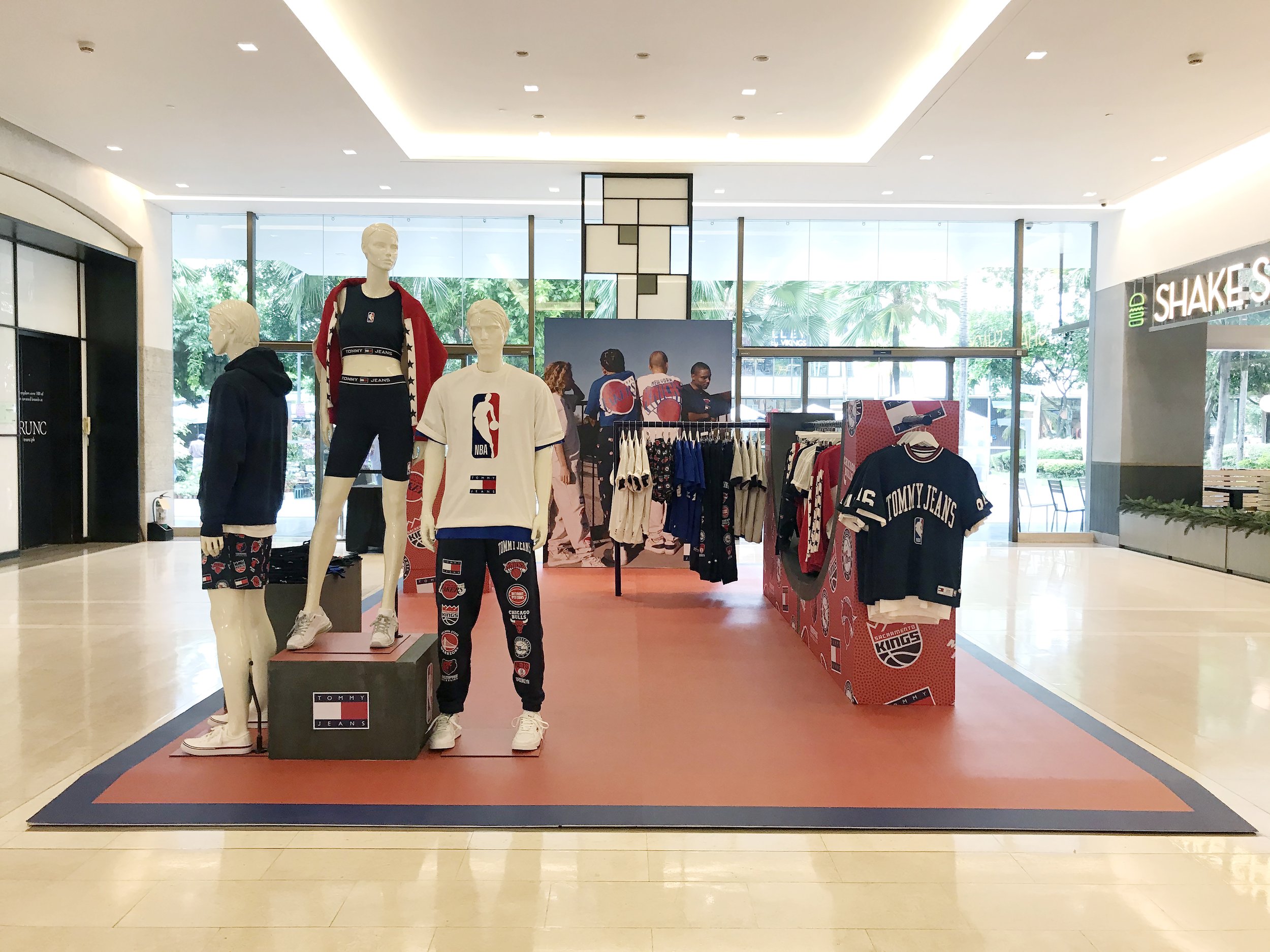 Tommy Hilfiger store at the Fashion Outlets of Chicago mall in