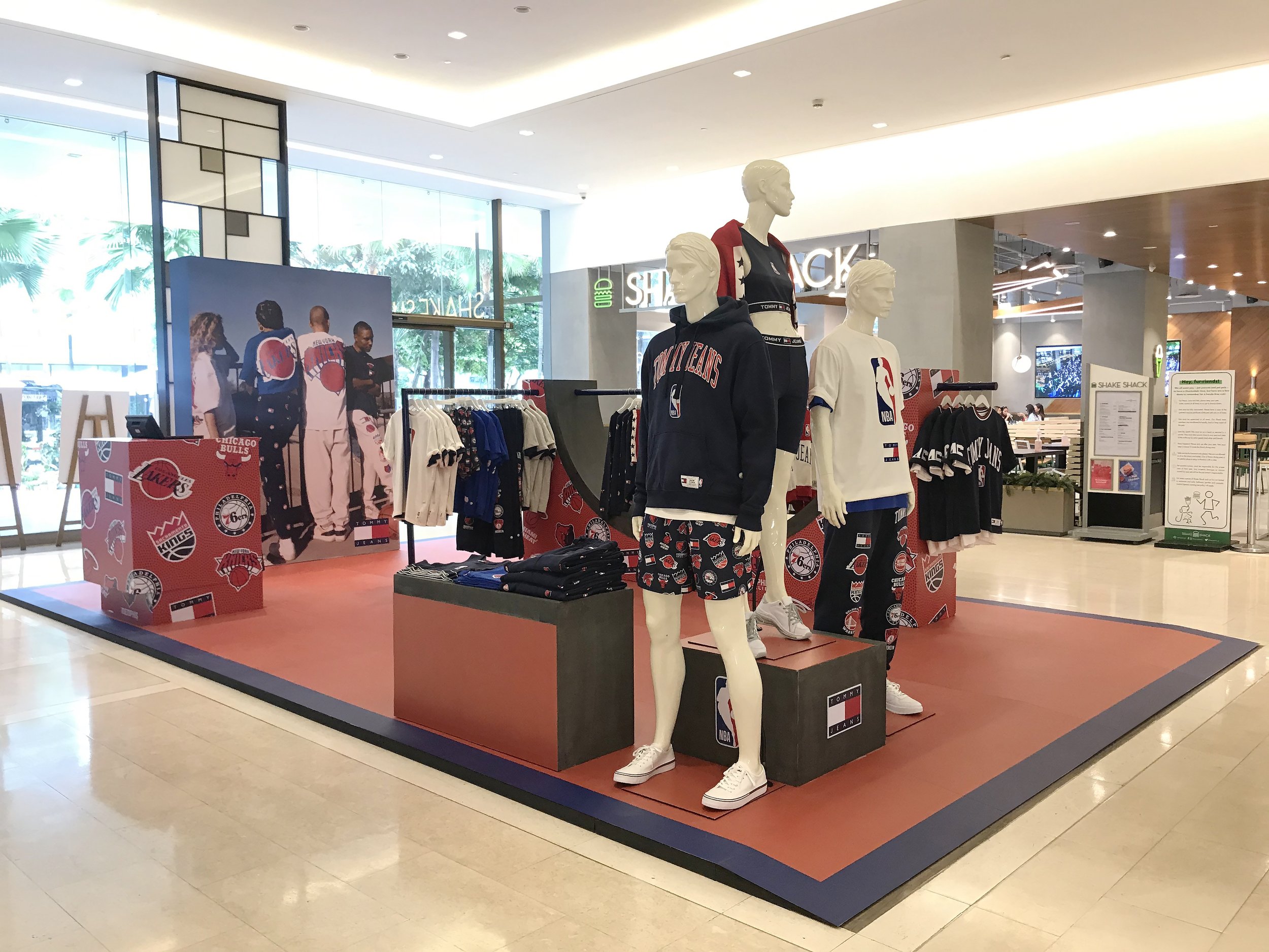 Tommy Hilfiger store at the Fashion Outlets of Chicago mall in