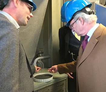 The King touches ilmenite when visiting Chalmers 2015