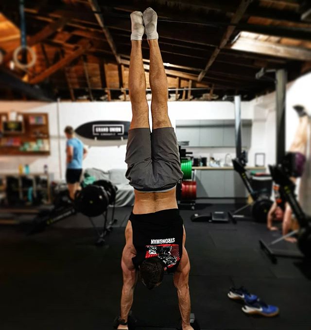 End of our 6 week handstand focus... Now to throw them into workouts and watch you progress!
.
#hspu #crossfit #crossfitter #fitness #health #gymnastics #wod #amrap