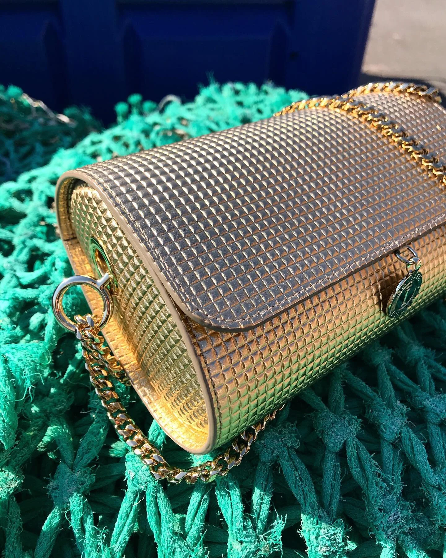 B A C K  T O  B A S I C S ✨avec Ren&eacute;e 3D 😍 premi&egrave;re cr&eacute;ation Sainte Isaure, un cuir dor&eacute; in&eacute;dit, la signature de la marque et toujours la passion &hearts;️ #gold #fashion #passionsac (dispo online, profitez des pri