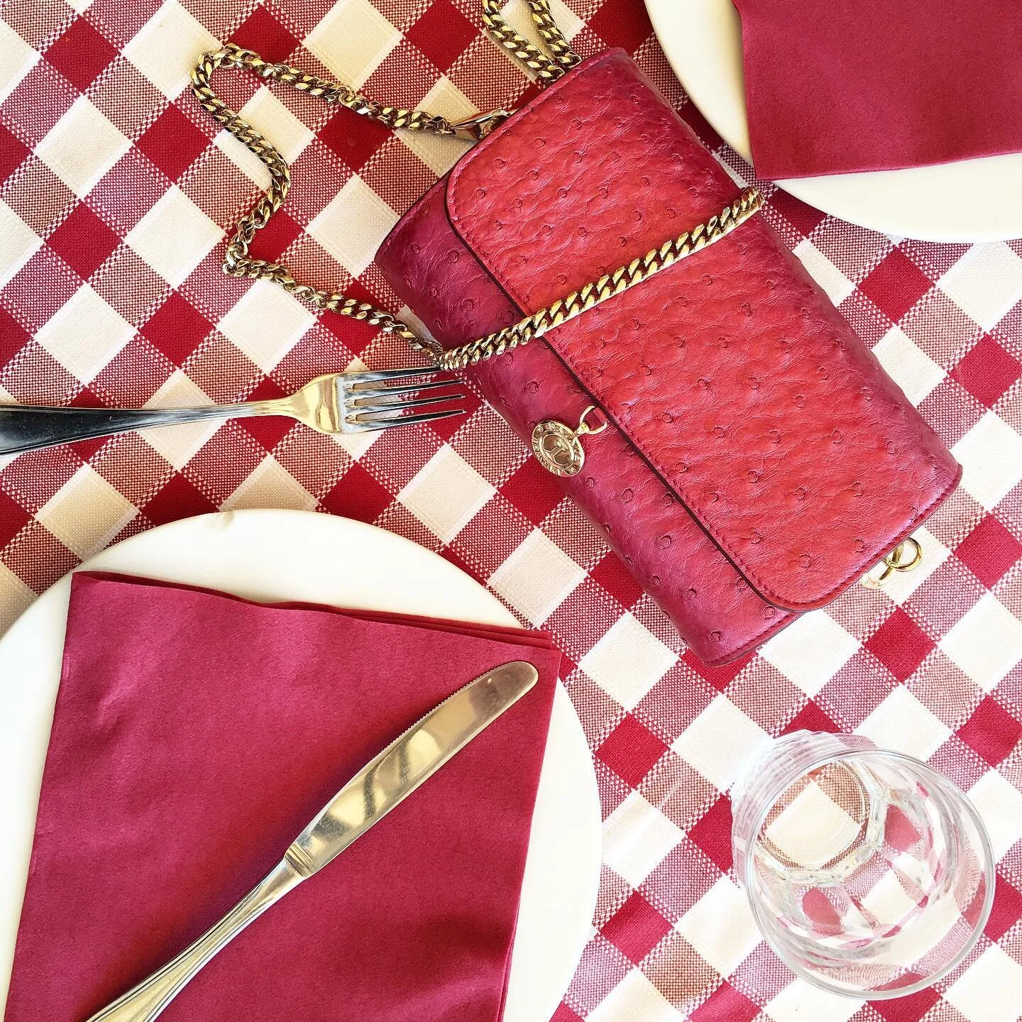 N A P O L I ✨ Un &eacute;t&eacute; &agrave; Naples... envie de voyager ! Souvenir de Ren&eacute;e Autruche Framboise, un cuir d&eacute;licatement nacr&eacute;. On favorise d&eacute;sormais l&rsquo;upcycling des mati&egrave;res qu&rsquo;on utilise en 