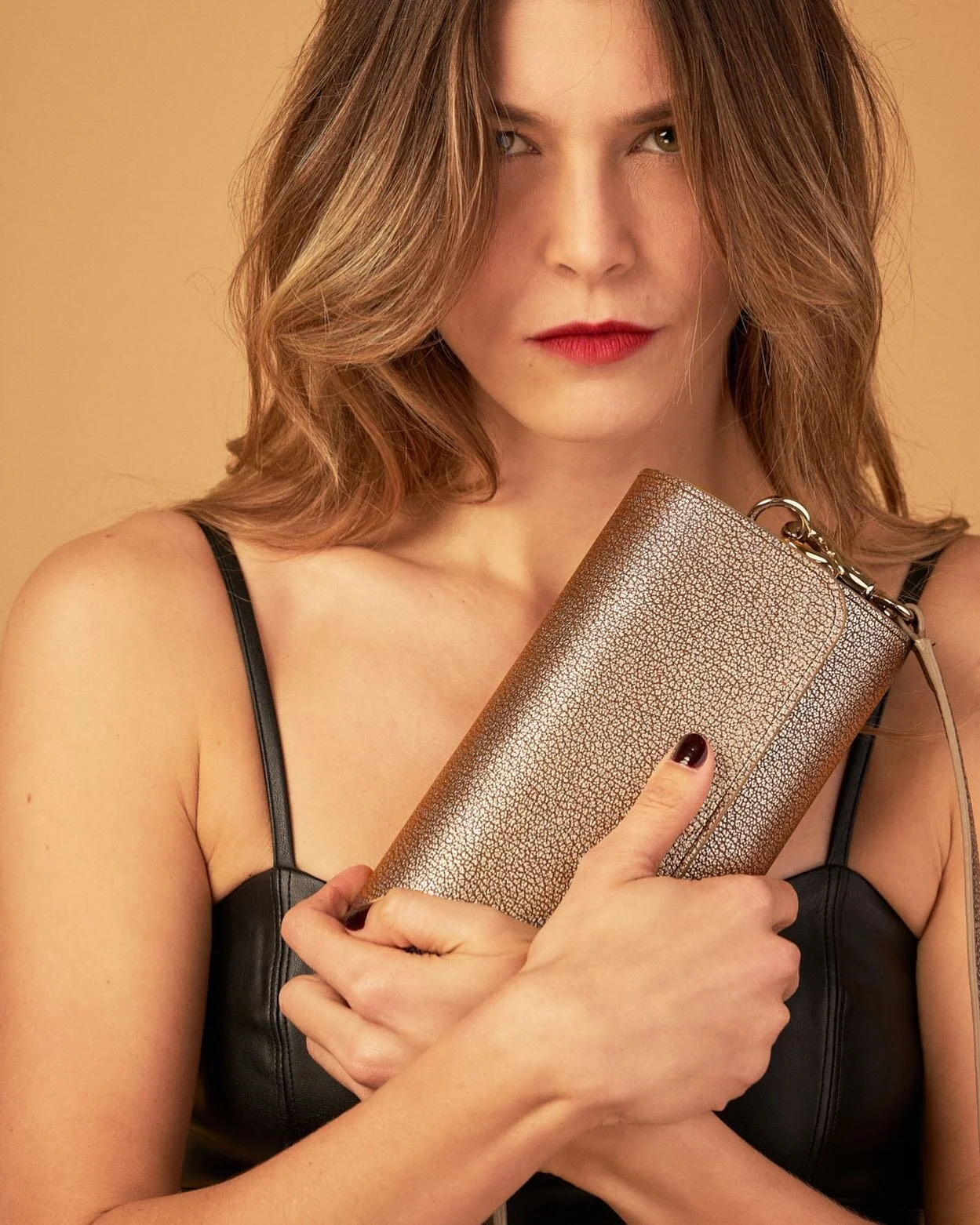 D A R K  G O L D ✨ Bombesque, notre G&eacute;raldine avec son Ren&eacute;e New Dark Gold 🔥
&bull;
&bull;
&bull;
&bull;
&bull;
Model : @geraldinepillet
Photo : @brunogasperini 
HMUA : @muahdianemartin 
Stylisme : @ingrid.monti
&bull;
&bull;
#sainteis