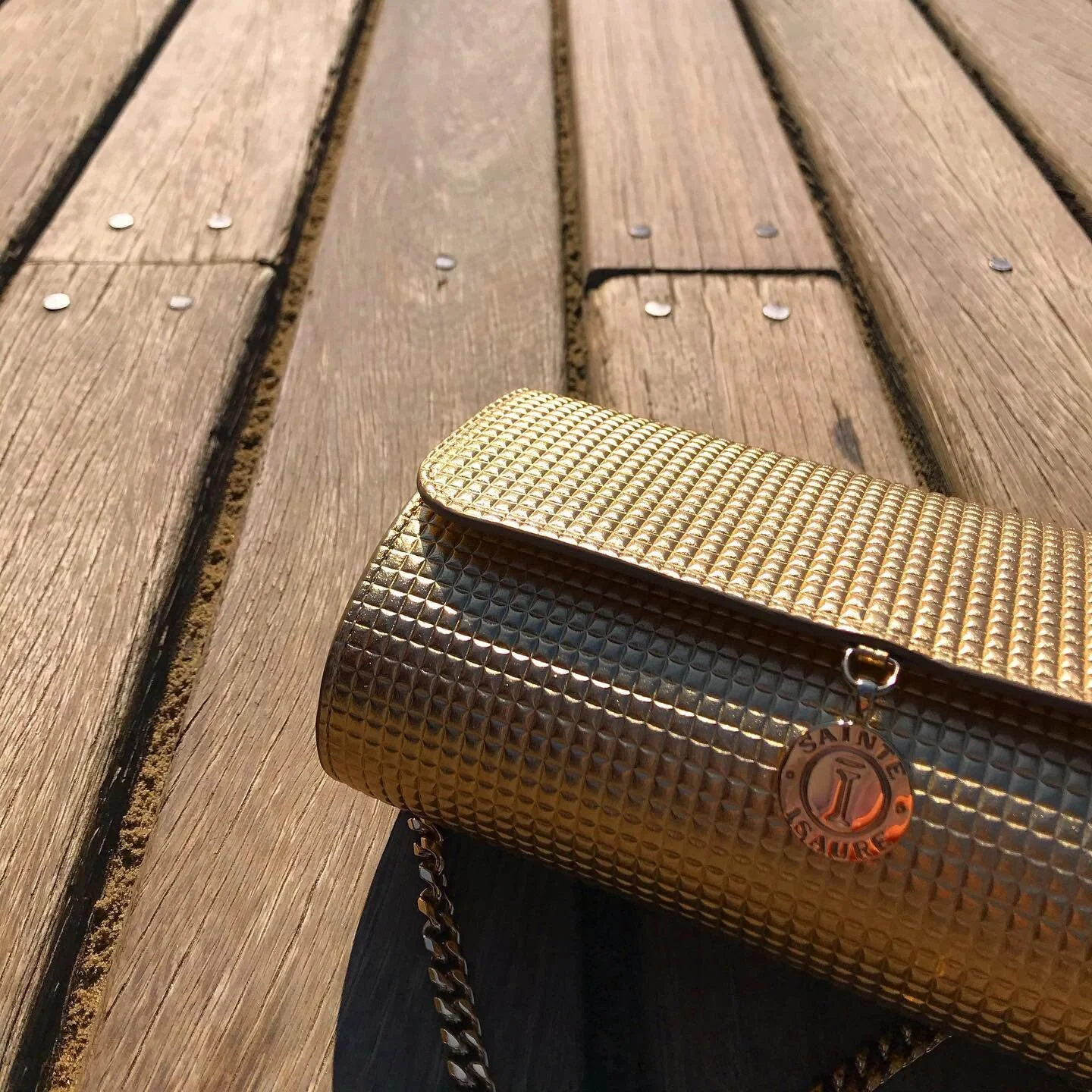 H A P P Y  5 🎂 Sainte Isaure f&ecirc;te son anniv et &agrave; cette occasion, tous nos mod&egrave;les sont sold&eacute;s sur l&rsquo;eshop ! Faites vous plaisir, c&rsquo;est bien m&eacute;rit&eacute; 😅🌧✨ #happybirthday #yaaaay #shoponline