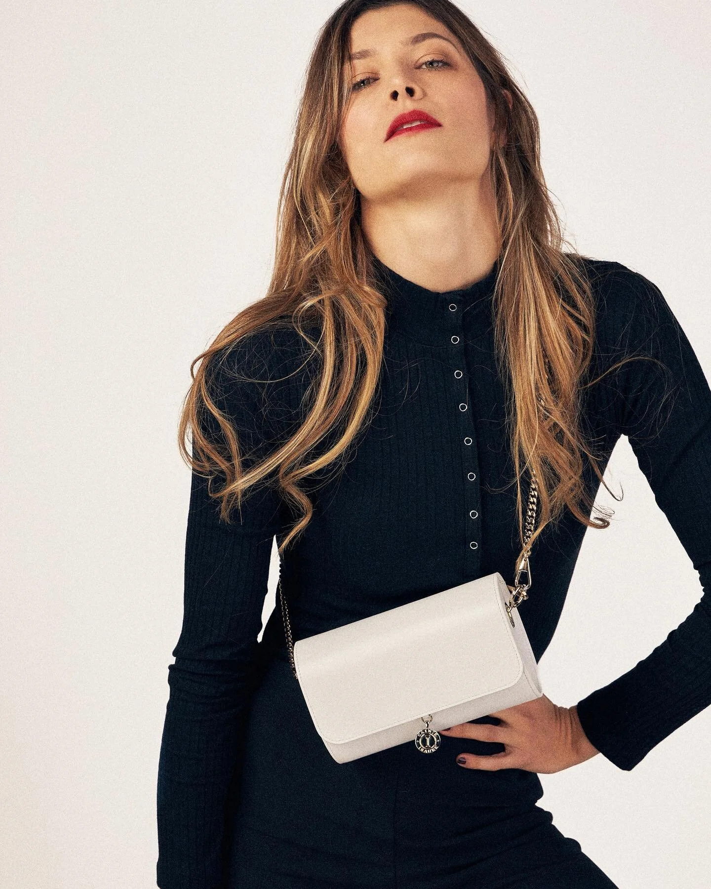 S O L D E S 🤍 tous nos articles sont sold&eacute;s sur l&rsquo;eshop ! Livraison en 24 &agrave; 48h o&ugrave; vous voulez, faites vous plaisir pour les vacances ! #happy5🎂
&bull;
&bull;
&bull;
&bull;
&bull;
Model : @geraldinepillet
Photo : @brunoga