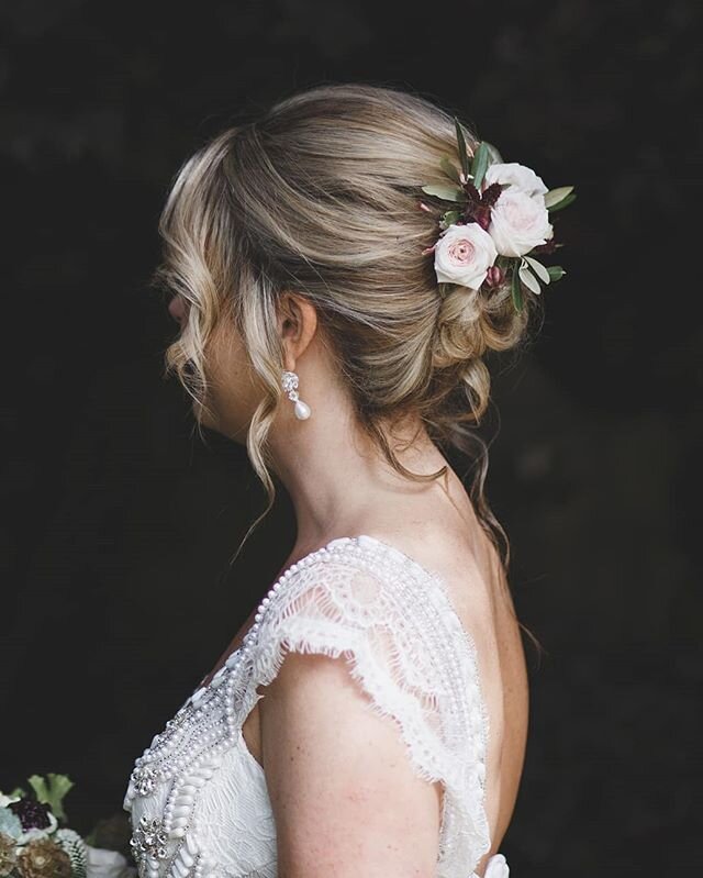 FRESH FLOWERS
Getting married and need some hair inspiration? I thought I'd do a mini series of some of my favourite hair styles and/or accessories, first up is the lovely @tillyledger who got married at @farnhamcastleweddings on a sunny August day!
