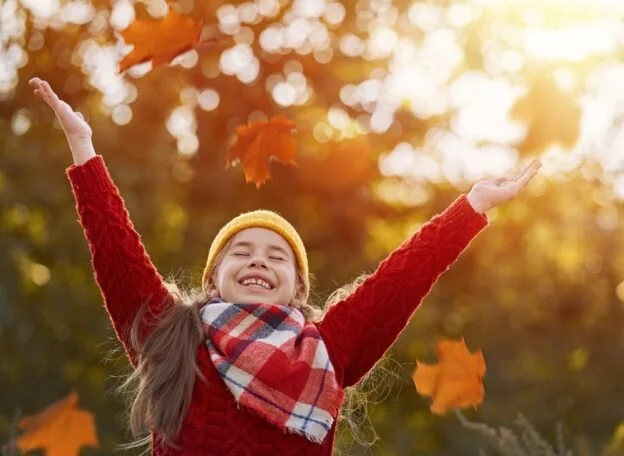 child-playing-with-autumn-leaves-PUTDWYM-624x456.jpg