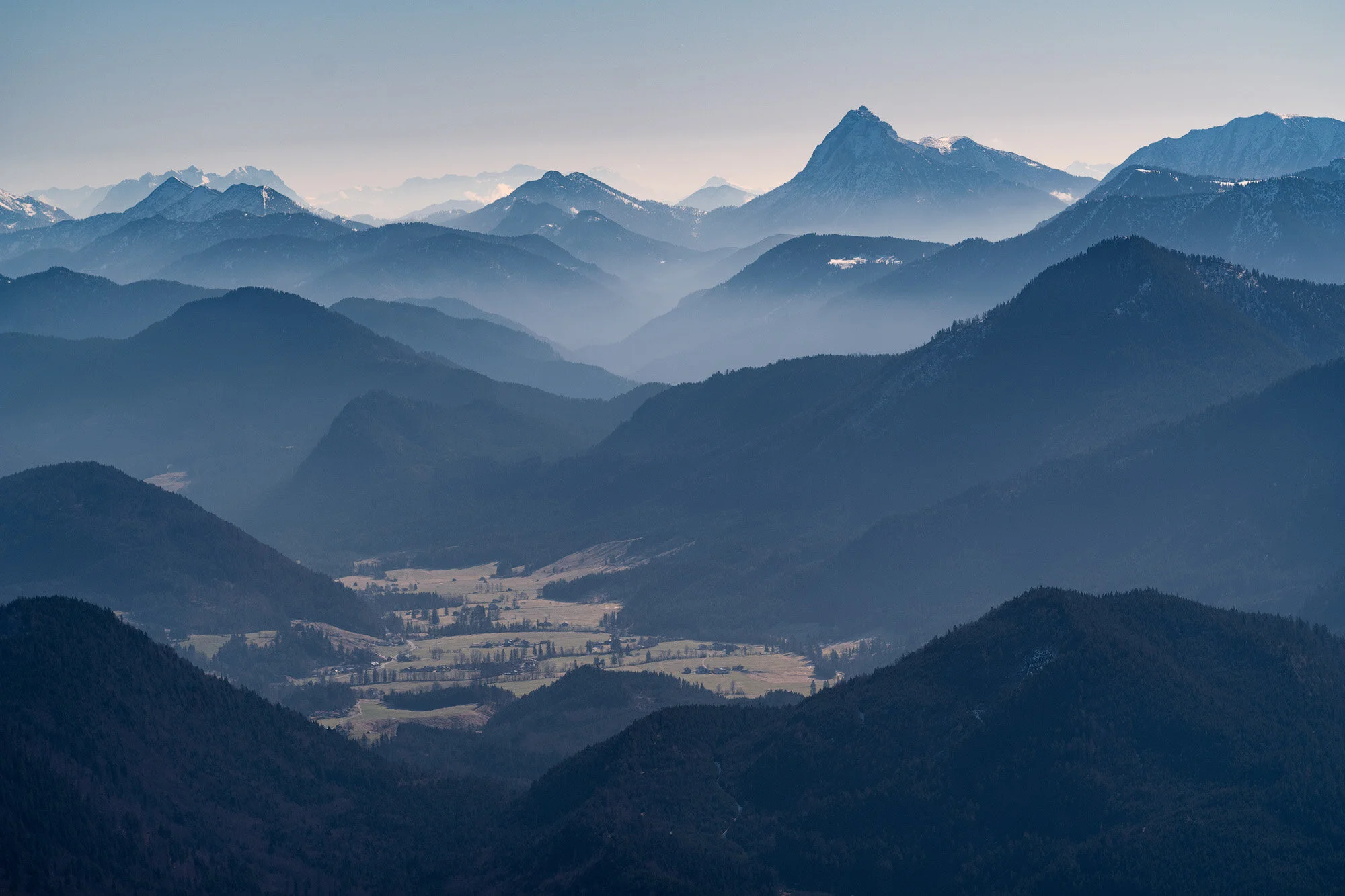  BLICK VOM HERZOGSTAND NACH WALLGAU IM SÜDEN 