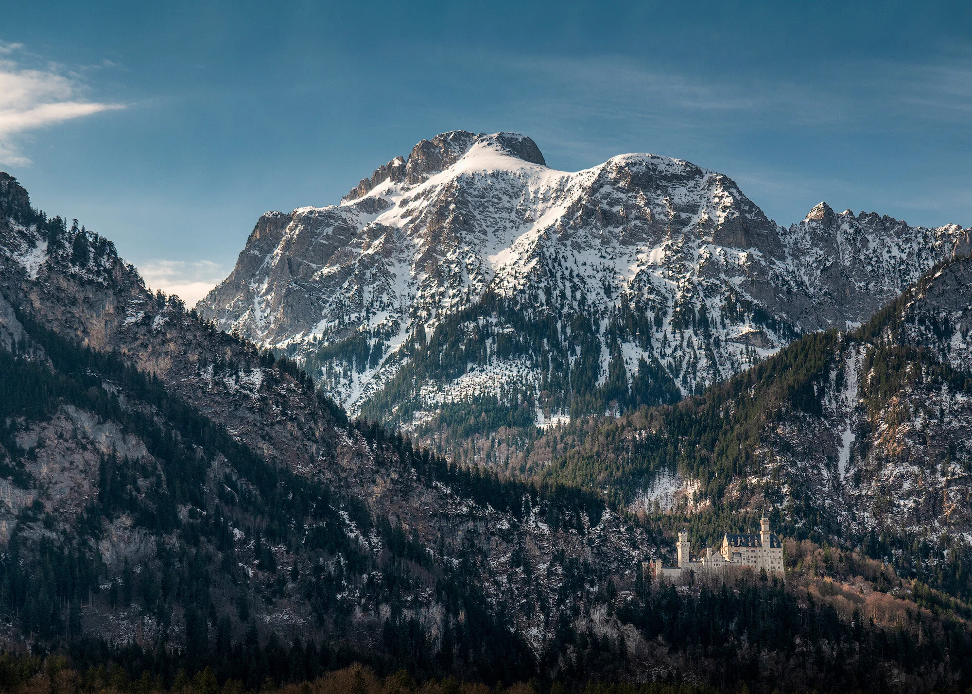  SCHLOSS NEUSCHWANSTEIN MIT SCHWANGAUER BERGEN 