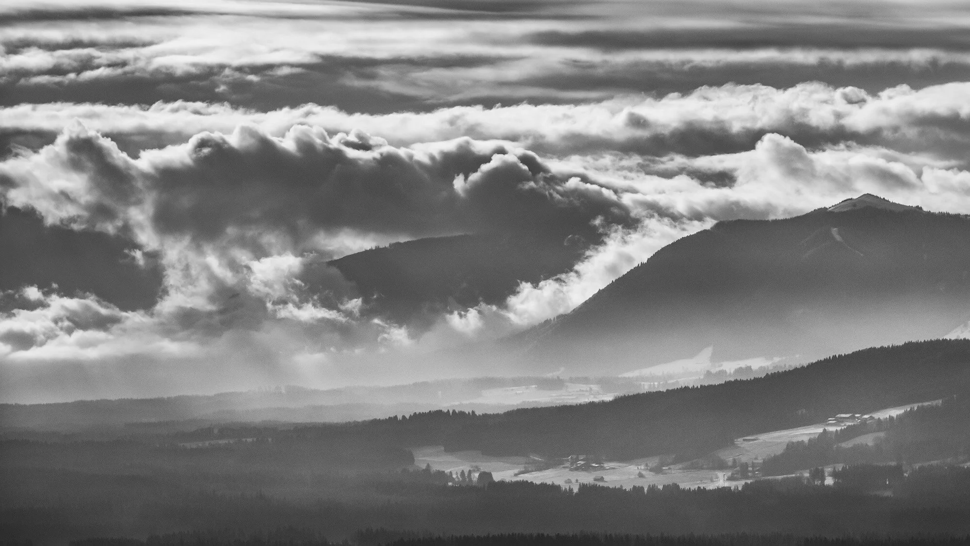  BLICK VOM HOHENPEISSENBERG NACH UNTERAMMERGAU IM SÜDEN 