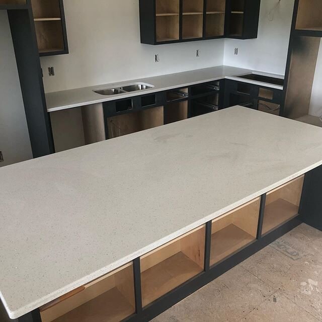 Installed the the beautiful, &ldquo;Sparkling White&rdquo; quartz in this stunning, custom kitchen complete with a oversized island.
Also installed the super popular, &ldquo;Silver Pearl&rdquo; granite in all four of the vanities.
This home is gorgeo