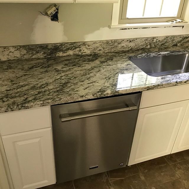 Installed the always stunning, &ldquo;Casa Blanca&rdquo; granite for this full kitchen remodel, complete with an oversized peninsula overhang to accommodate many guests! 
Absolutely perfect for these newlyweds.
Custom Creations LLC.
#GotGranite??
www